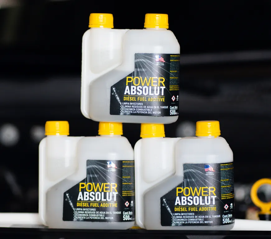 Tres envases de POWER ABSOLUT sobre el frente de un vehículo con el capó abierto